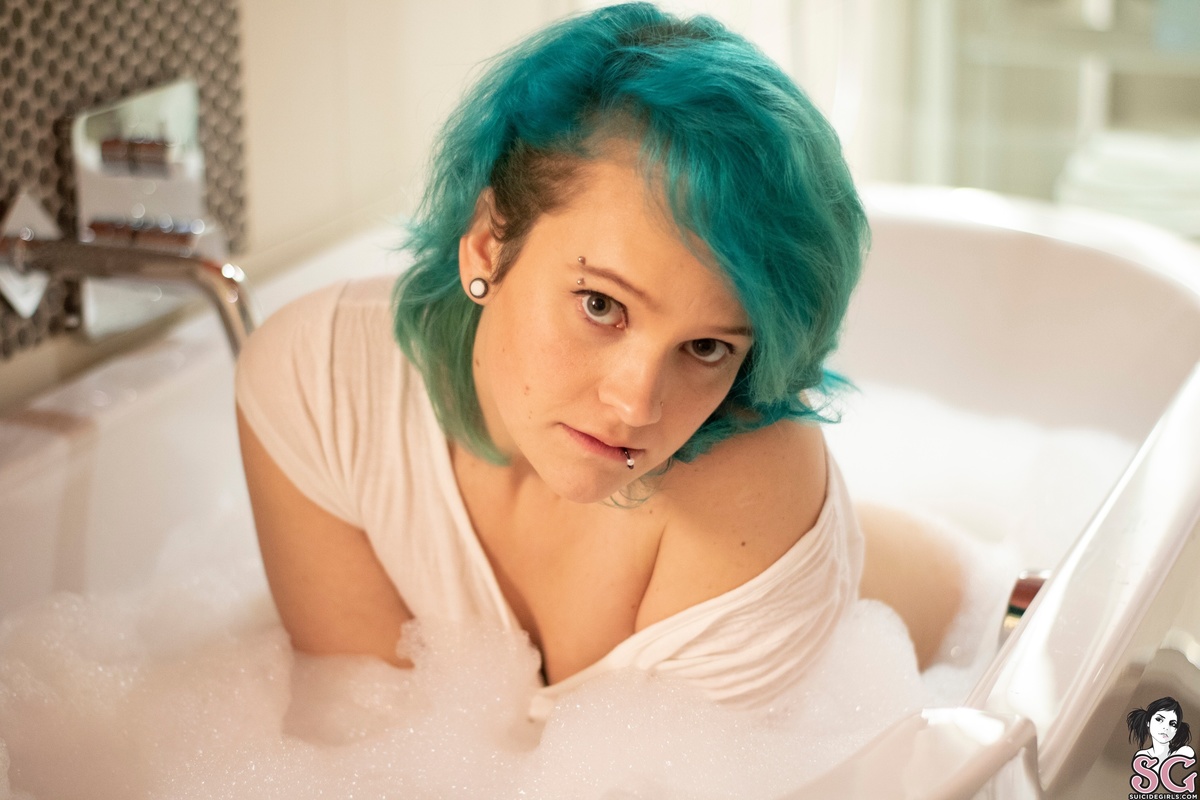 vickiwinters-slpishsplashtakingabath-23.jpg