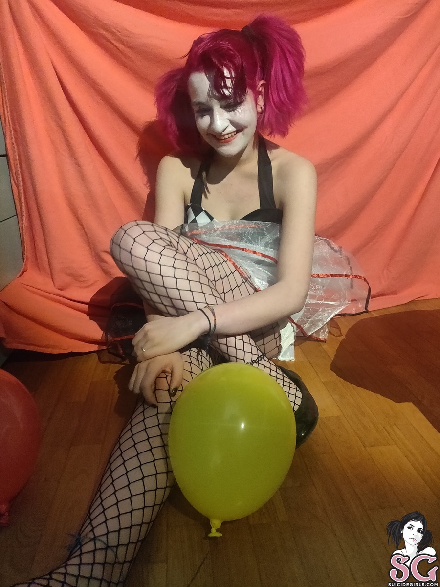 miinimuu-creepysexyclown-11.jpg