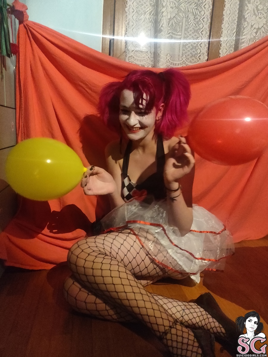 miinimuu-creepysexyclown-15.jpg