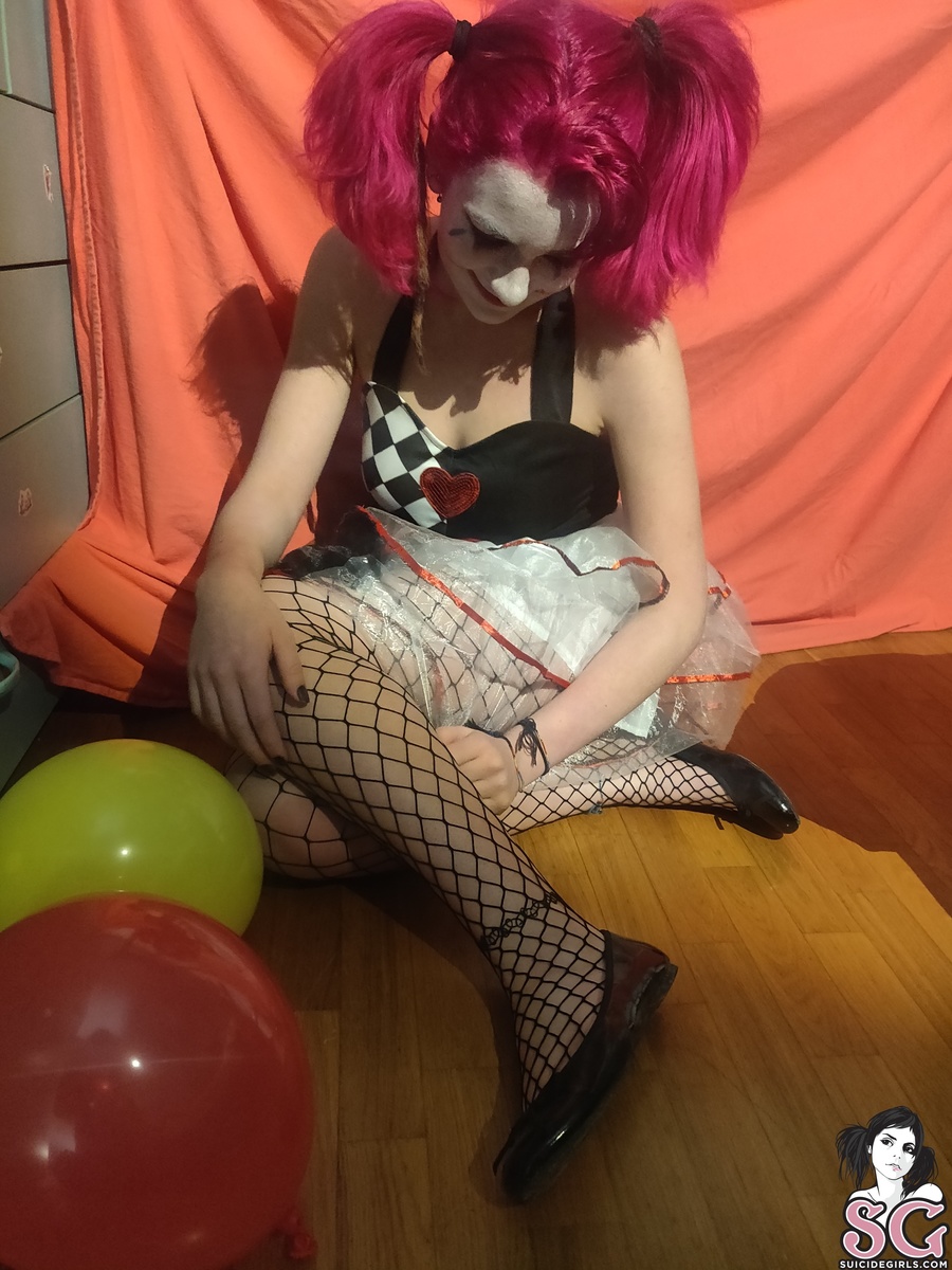 miinimuu-creepysexyclown-21.jpg