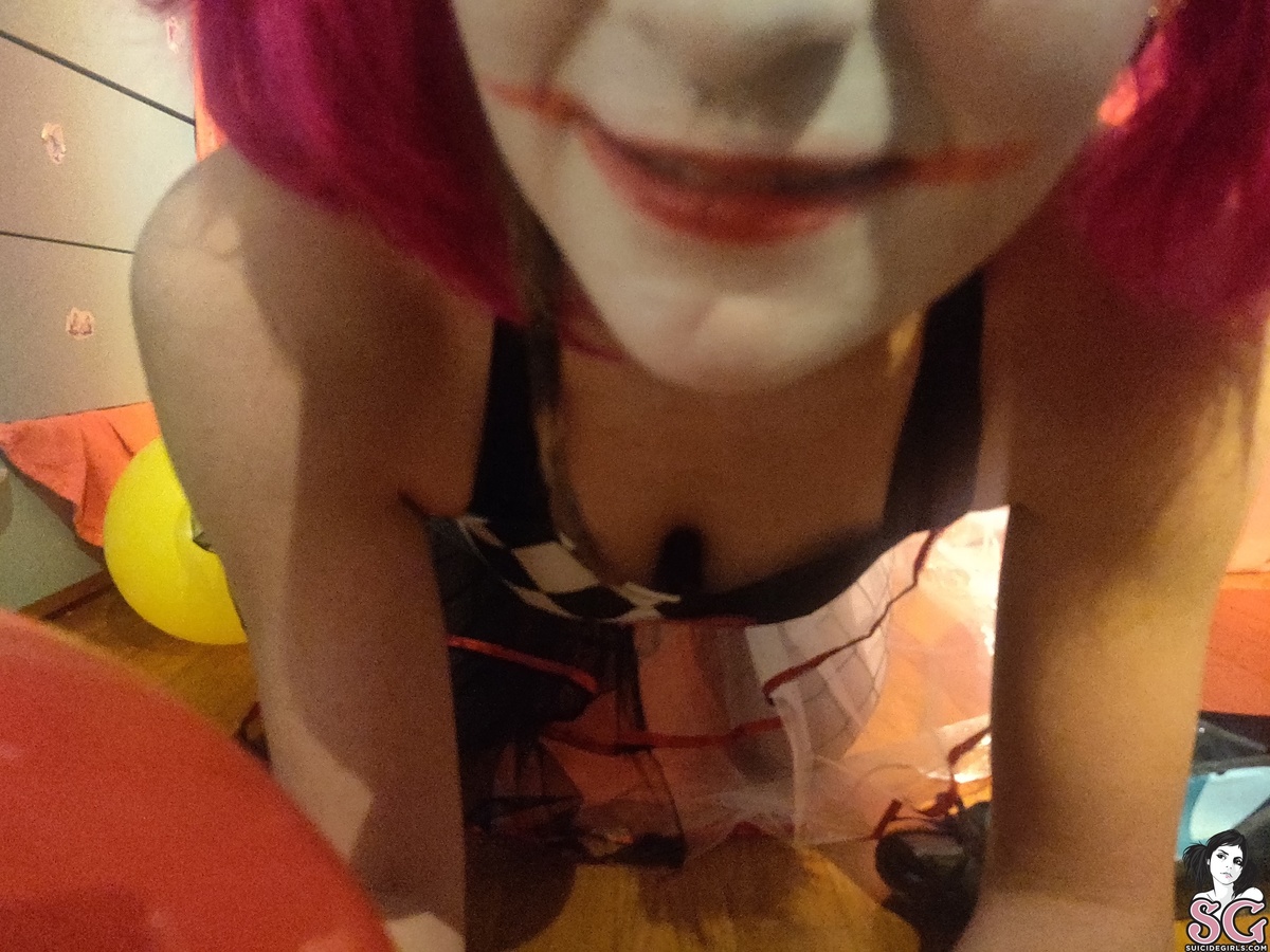 miinimuu-creepysexyclown-31.jpg