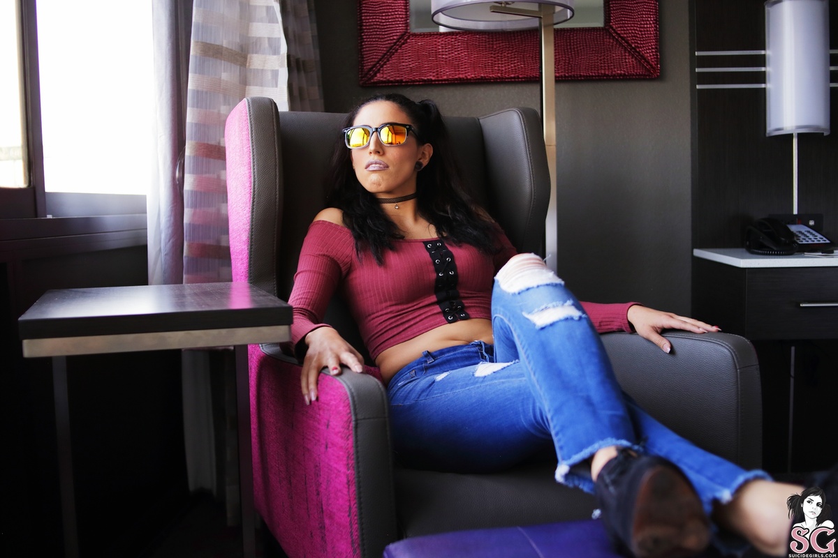 nikkiee-nikkieislit-01.jpg