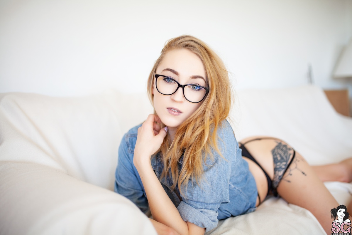 jessicasarah-divedeepindarkblue-01.jpg