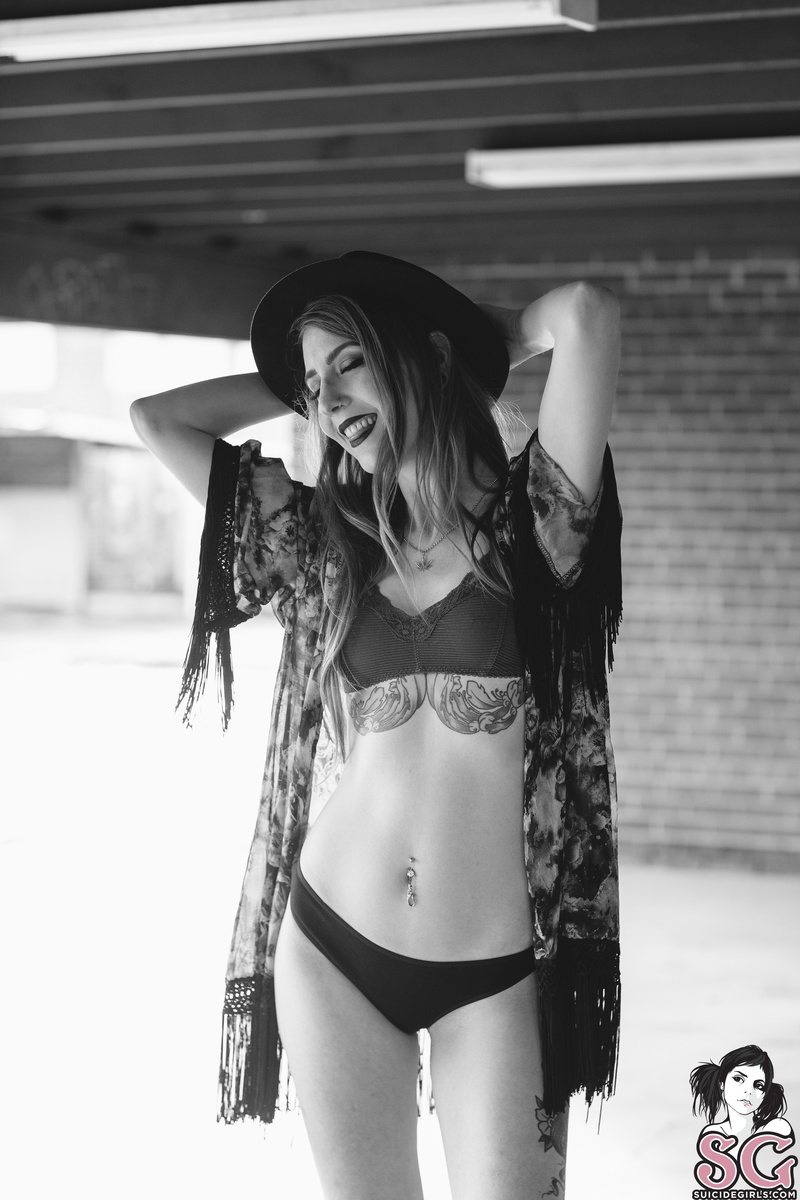 rada-golddustwoman-01.jpg