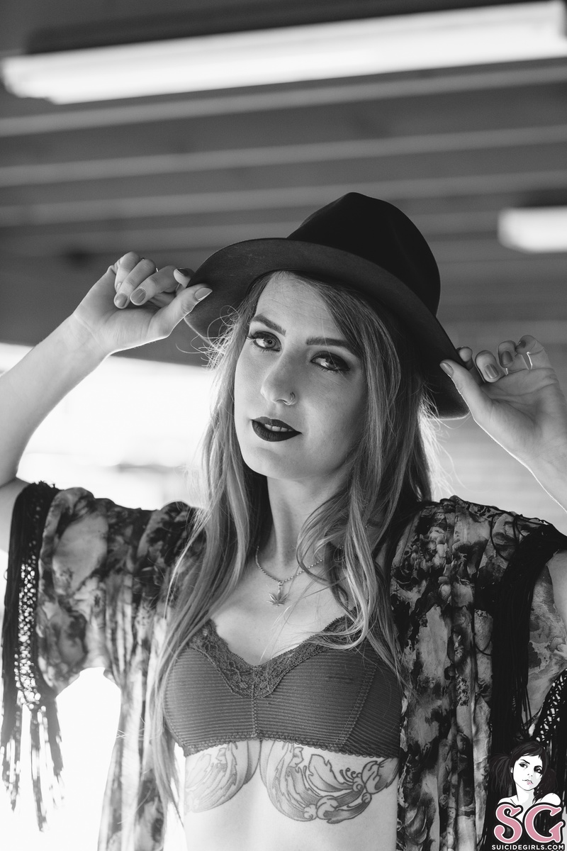 rada-golddustwoman-03.jpg