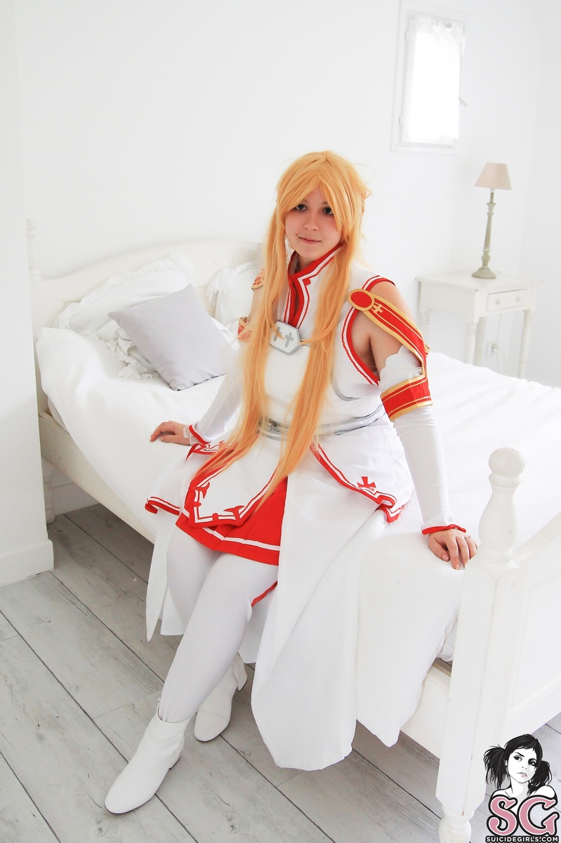 latias-asunasroomonthe22ndfloor-01.jpg