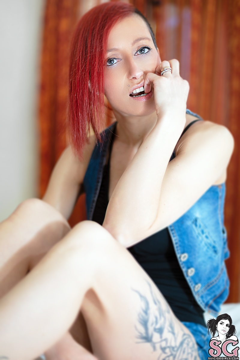 xenyasg-undressinginmyroom-09.jpg