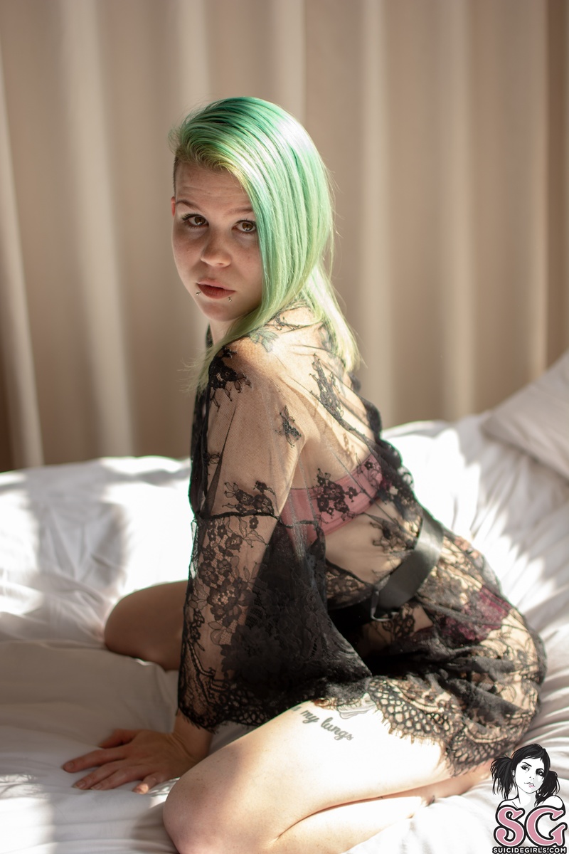 arielmae-makemefeelgood-05.jpg