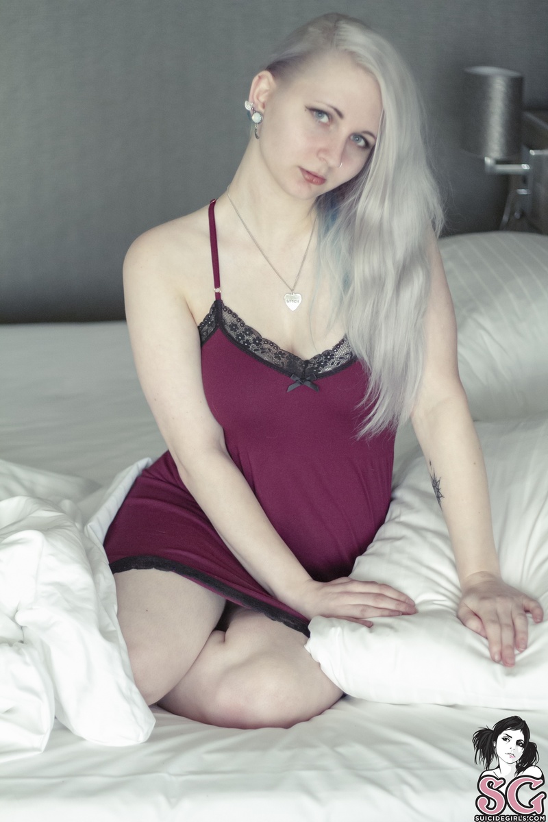 queenofhell-goodmorningsunshine-05.jpg