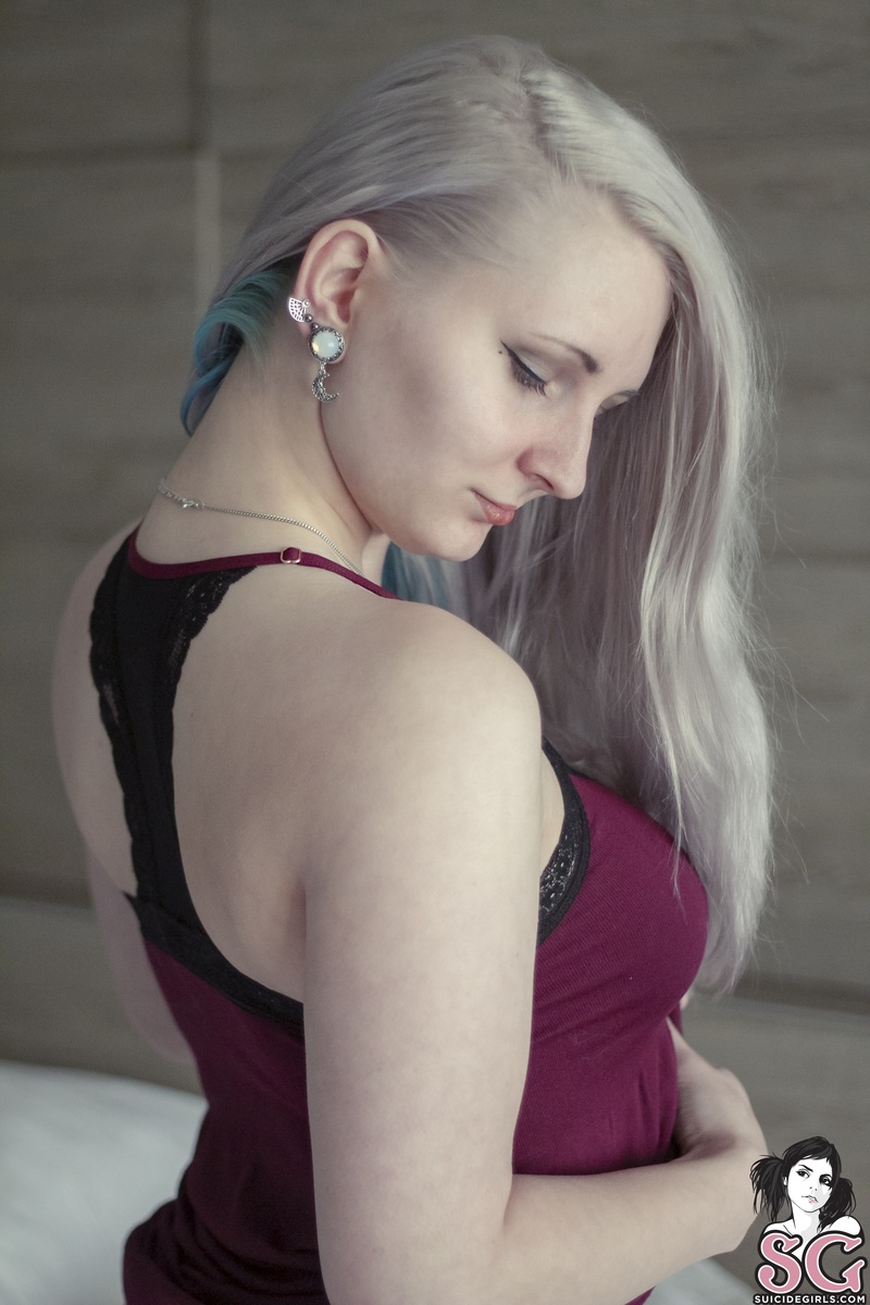 queenofhell-goodmorningsunshine-09.jpg