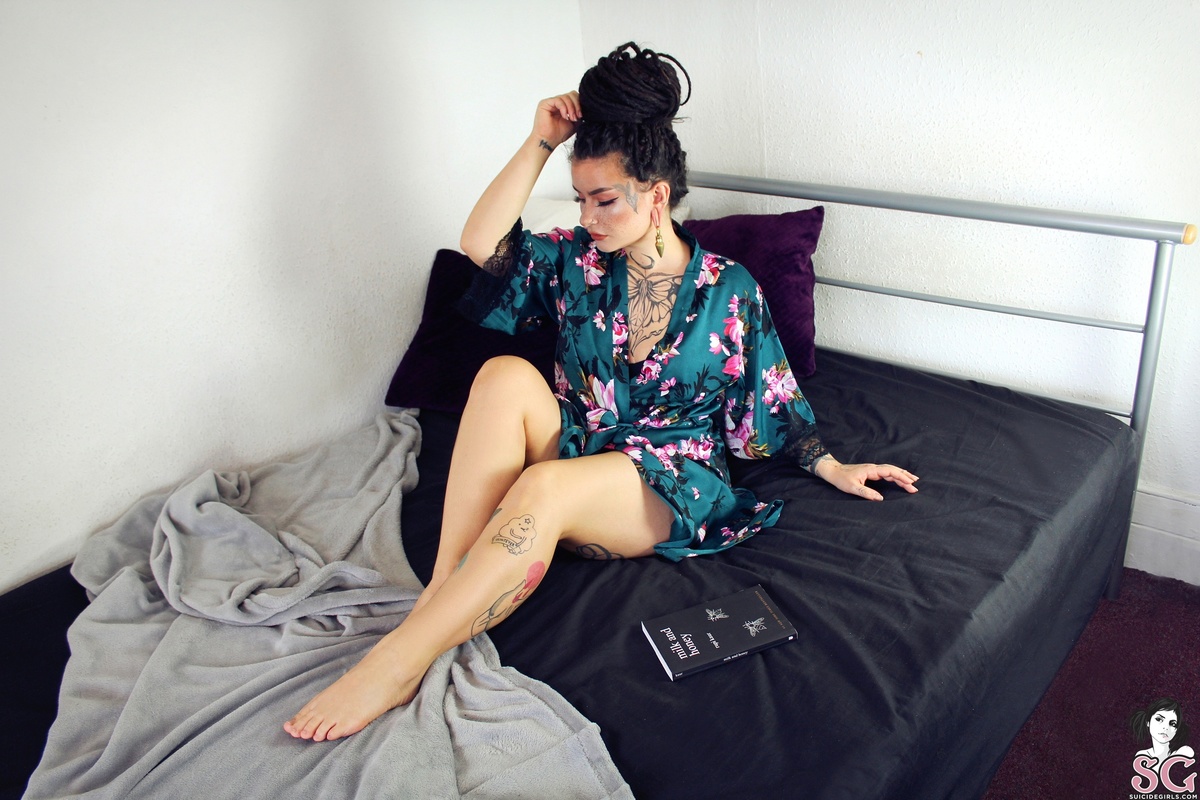 devilesu-aboutlastnight-01.jpg