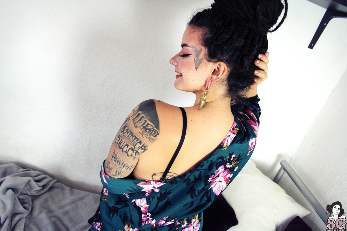 devilesu-aboutlastnight-05.jpg