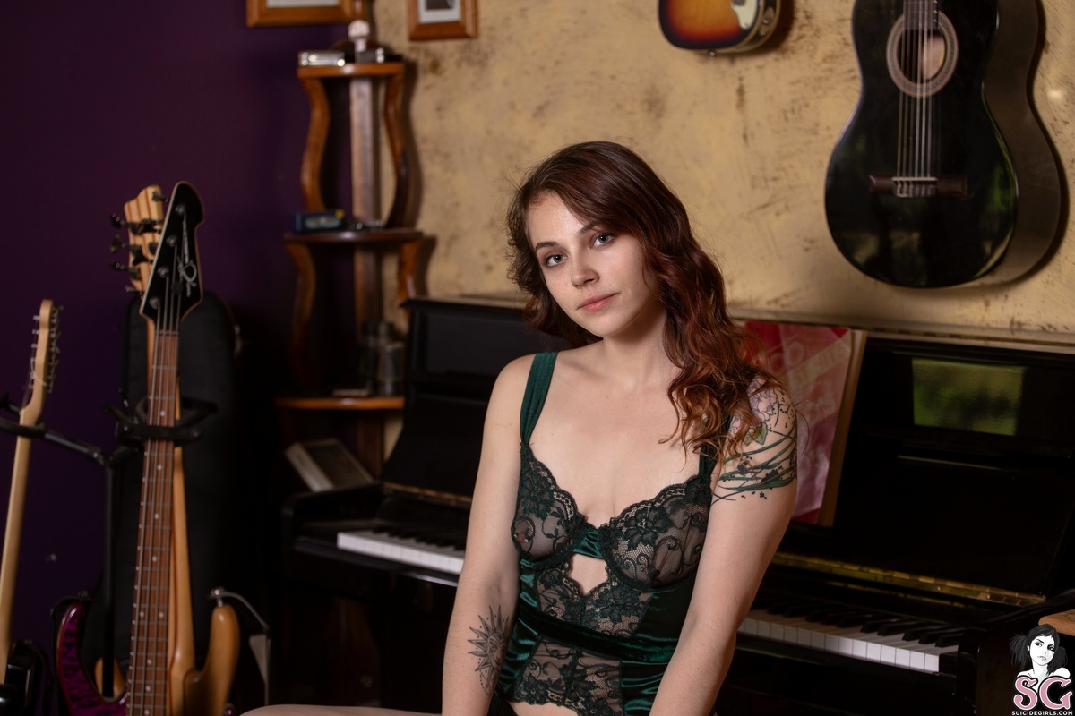cannaqueenn-musicroom-01.jpg
