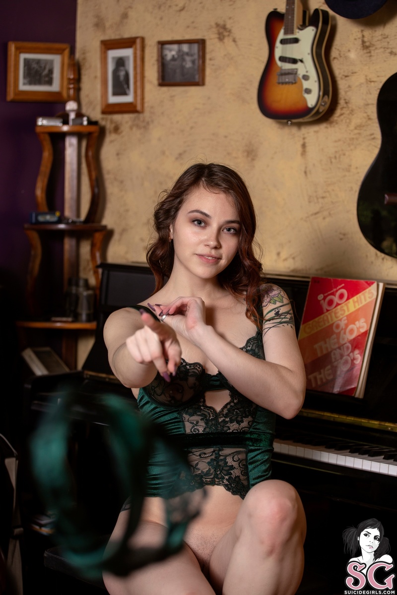 cannaqueenn-musicroom-15.jpg