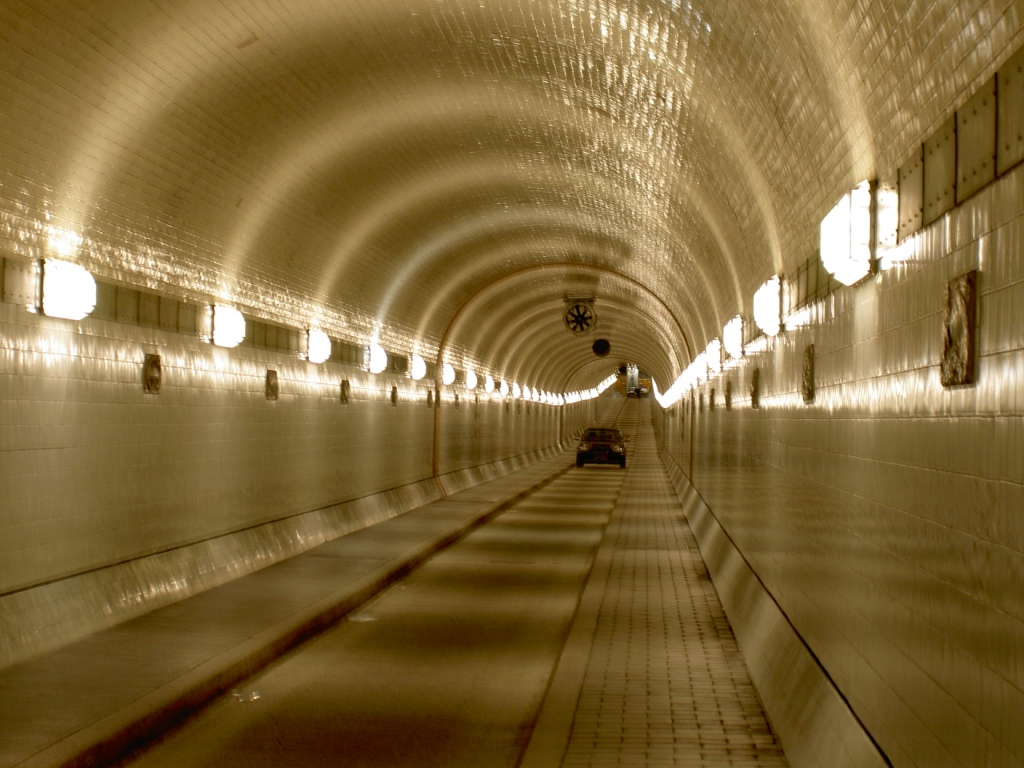 Alter_Elbtunnel_-_Ostroehre.jpeg