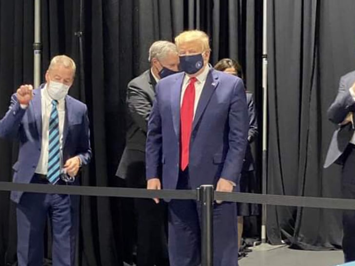 Trump wears PPE