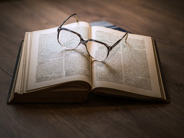 glasses-gd9d2c1137_640.jpeg